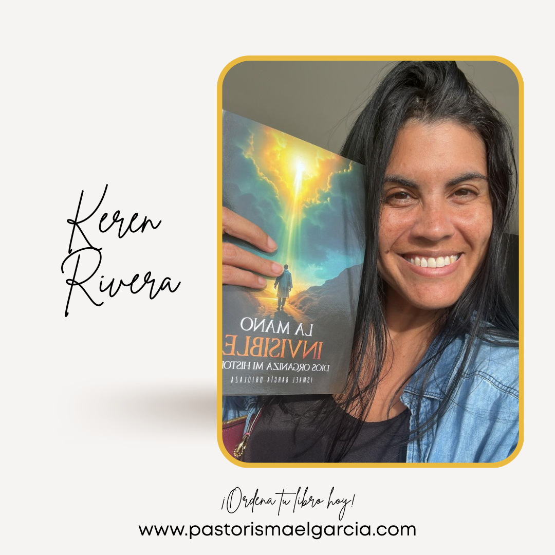 Foto de una mujer con cabello oscuro sonriendo, sosteniendo un libro titulado "La Mano Invisible" del autor Daniel Histo. Imagen del libro muestra un personaje caminando hacia un rayo de luz en medio de nubes y un cielo brillante.