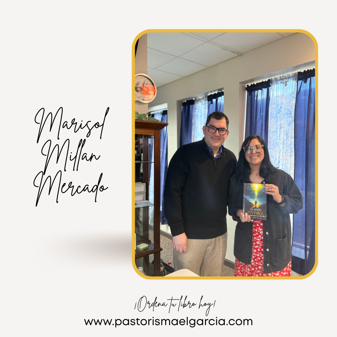 Una mujer y un hombre sonriendo, la mujer sostiene un libro titulado 'Un año invisible', están en un interior con cortinas azules y cuadros en las paredes.
