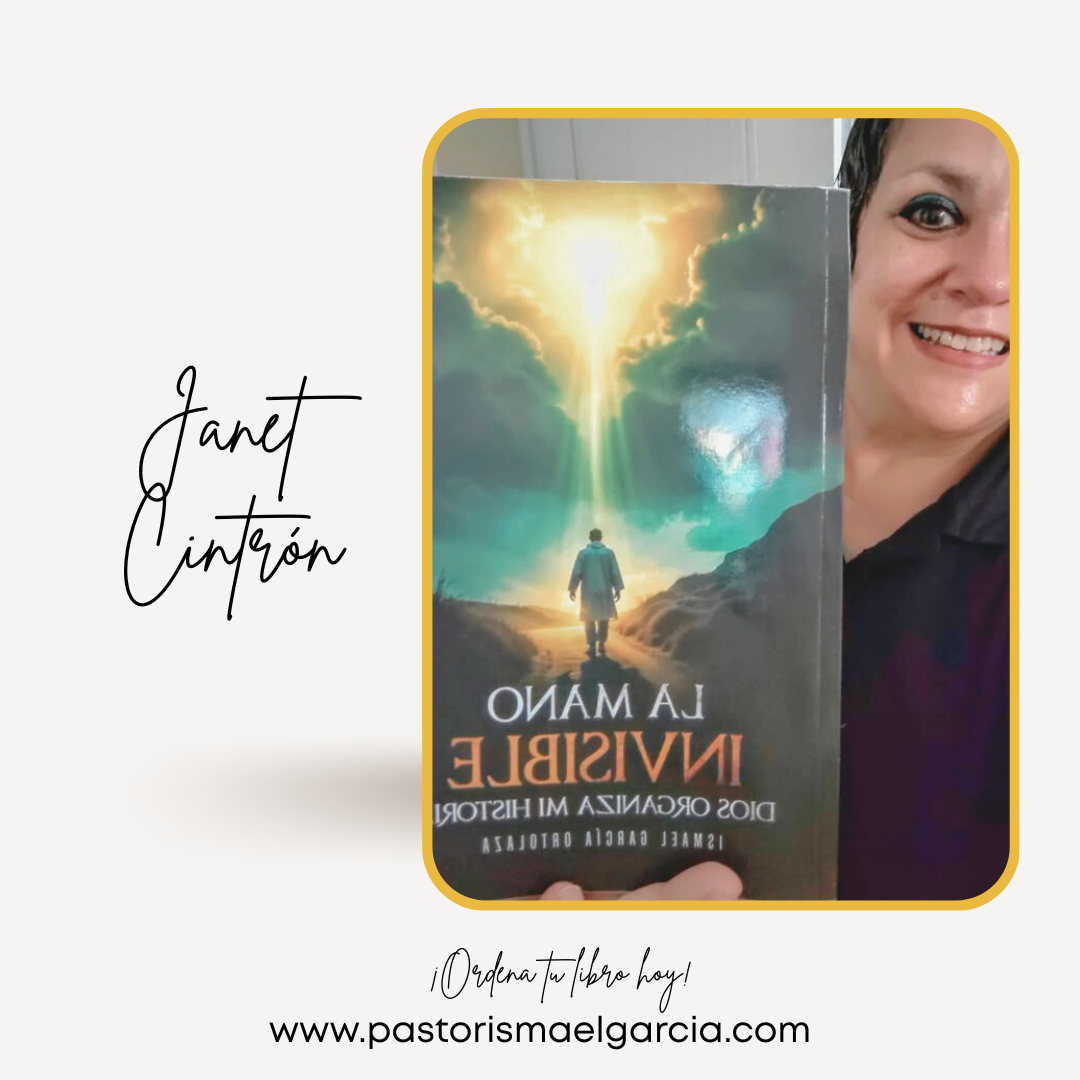 Una persona sonriente sostiene un libro titulado 'La Mano Invisible' de Simone Gabriela Ortolaza, con la portada que muestra un hombre de espaldas caminando hacia un cielo con nubes y un rayo de luz.