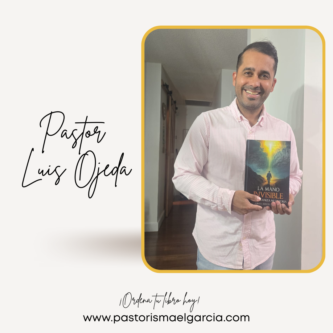 Un hombre sosteniendo un libro titulado "La mano invisible" en un ambiente interior. La imagen promociona a Pastor Luis Ojeda y su sitio web www.pastorismaelgarcia.com.