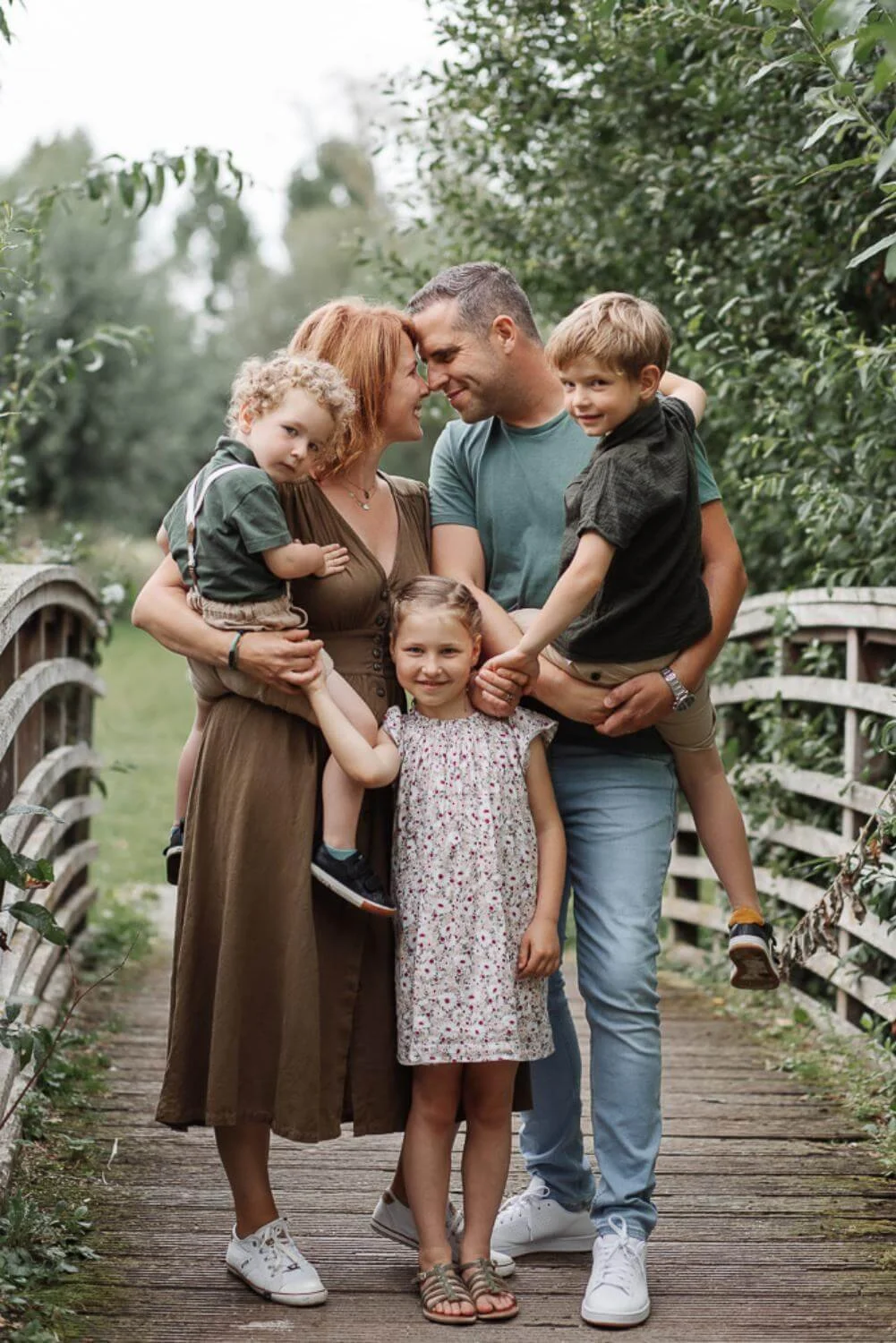Séance photo enfant et famille dans un cadre verdoyant près de Tournai