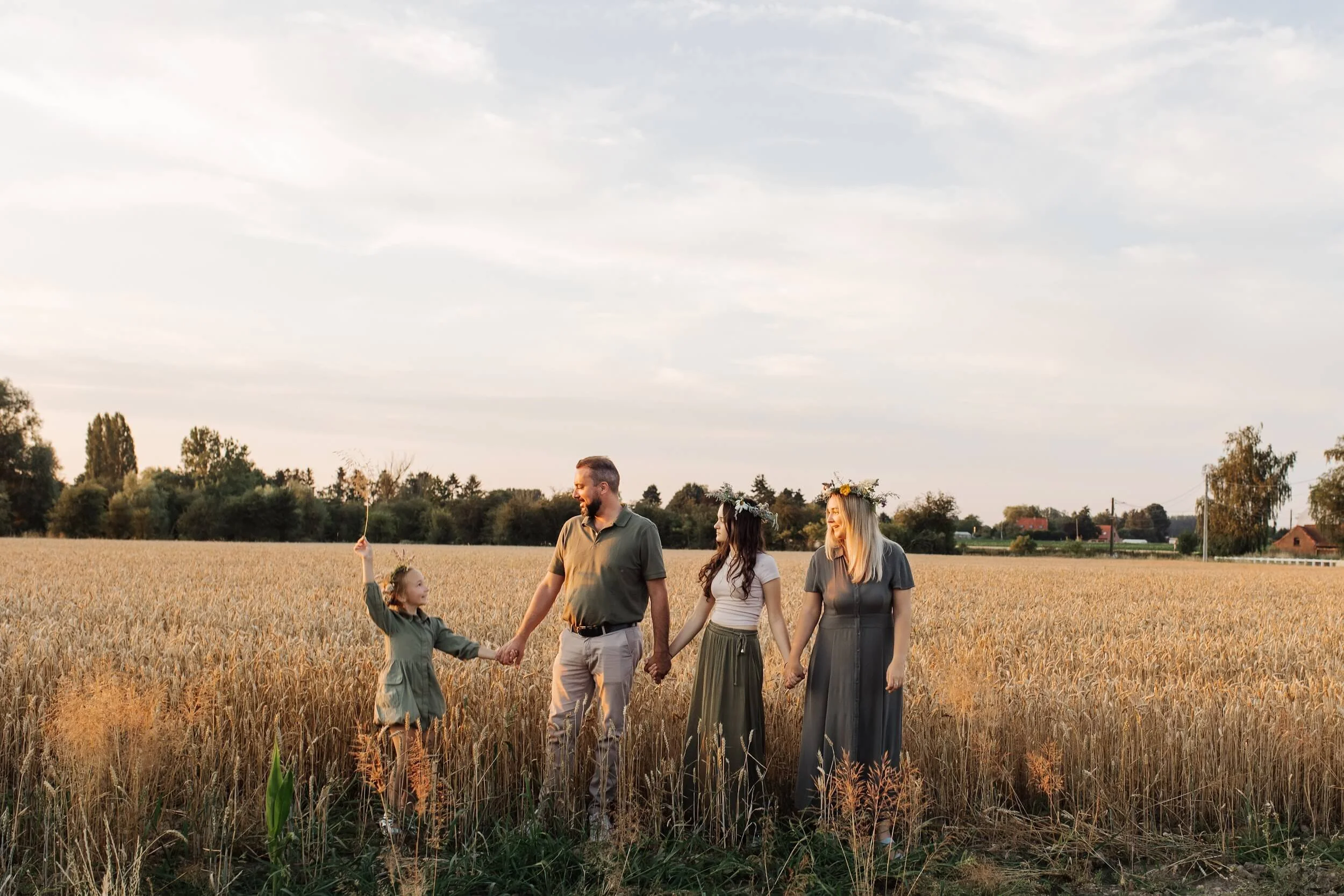Séance photo famille et grossesse à Baisieux, balade dans un champ au coucher du soleil
