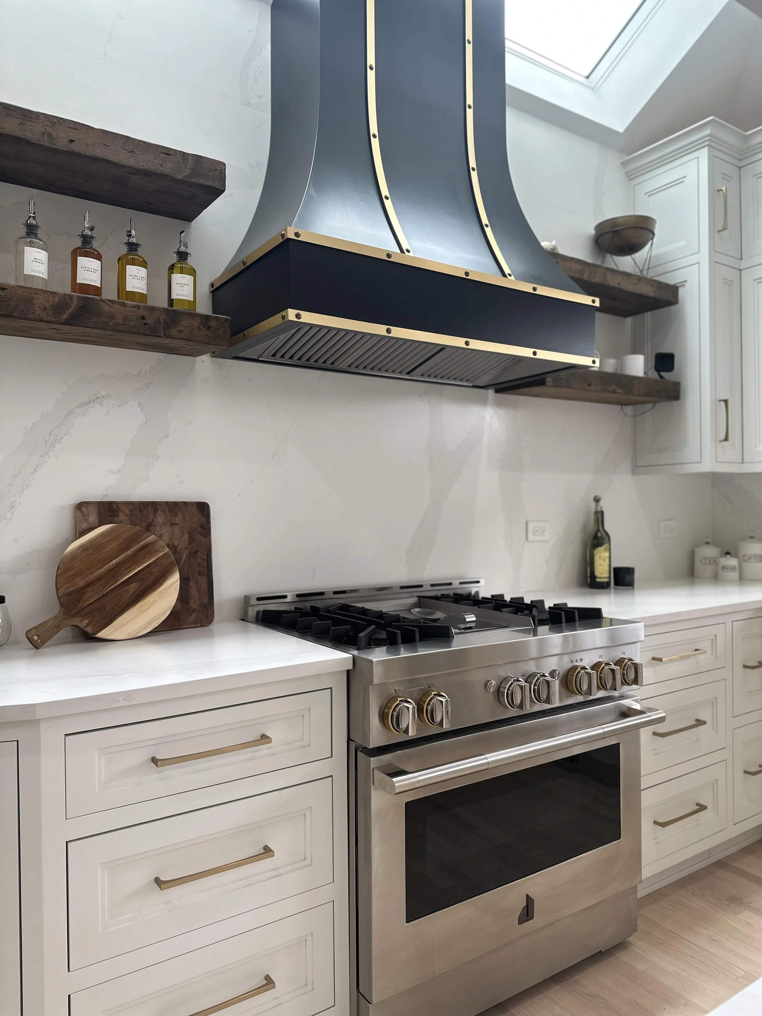 Stainless Steel Appliances Smart Kitchen Appliances Energy-Efficient Appliances High-End Kitchen Appliances Modern Kitchen Gadgets Smart Refrigerators Gas Cooktops Double Oven Range Built-in Dishwashers Smart Home Kitchen Devices French Door Refriger