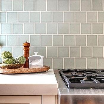 In this kitchen, a cream-colored stepped horizontal tile backsplash introduces a subtle and sophisticated design. The stepped pattern adds depth, creating a visually appealing backdrop that brings warmth and elegance to the culinary space.