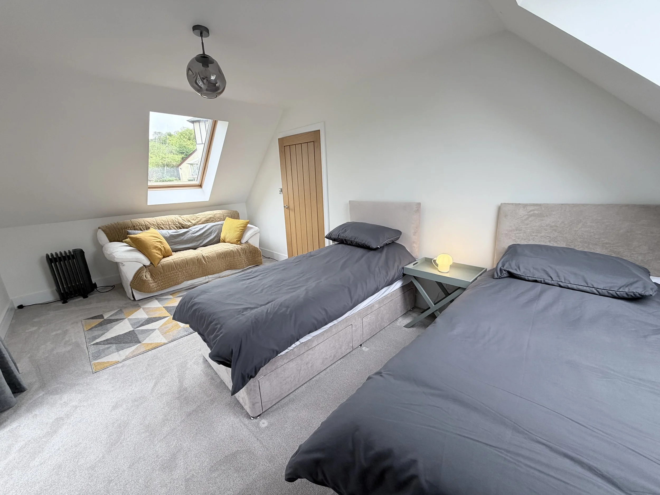 Bedroom 2, twin beds with sofa seating