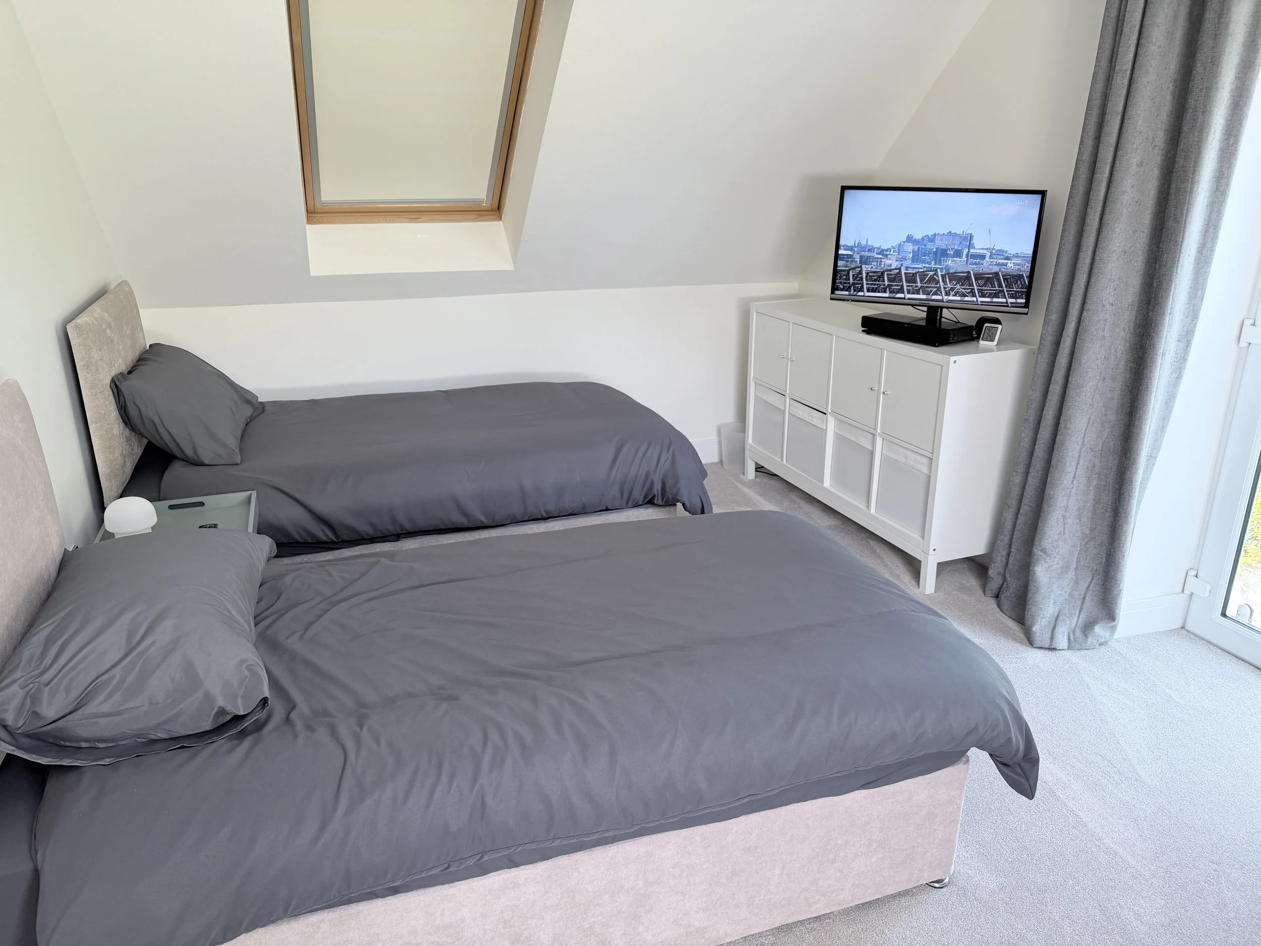 Bedroom 2, TV and storage