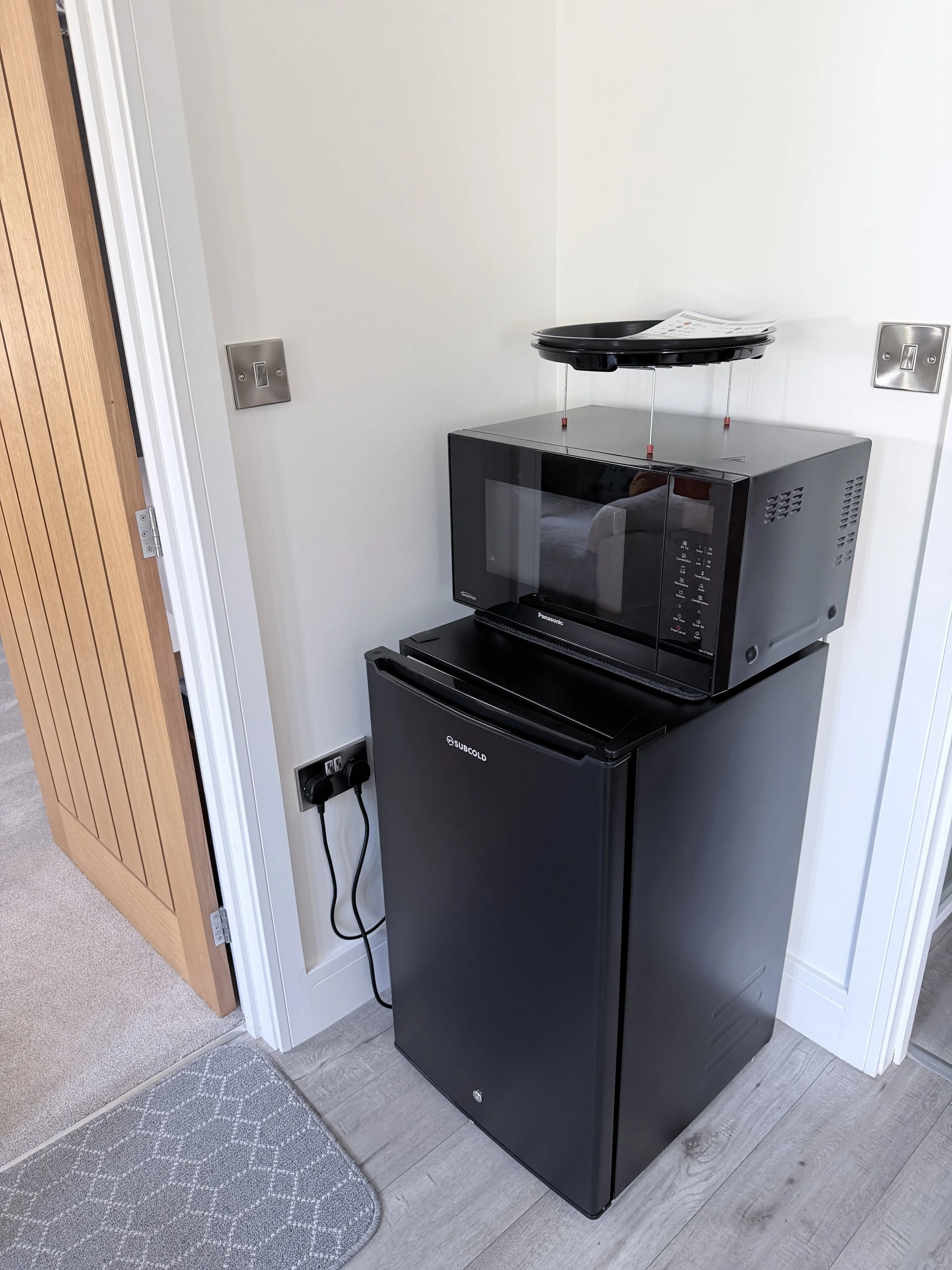 Fridge, freezer and microwave (oven, microwave and air fryer)