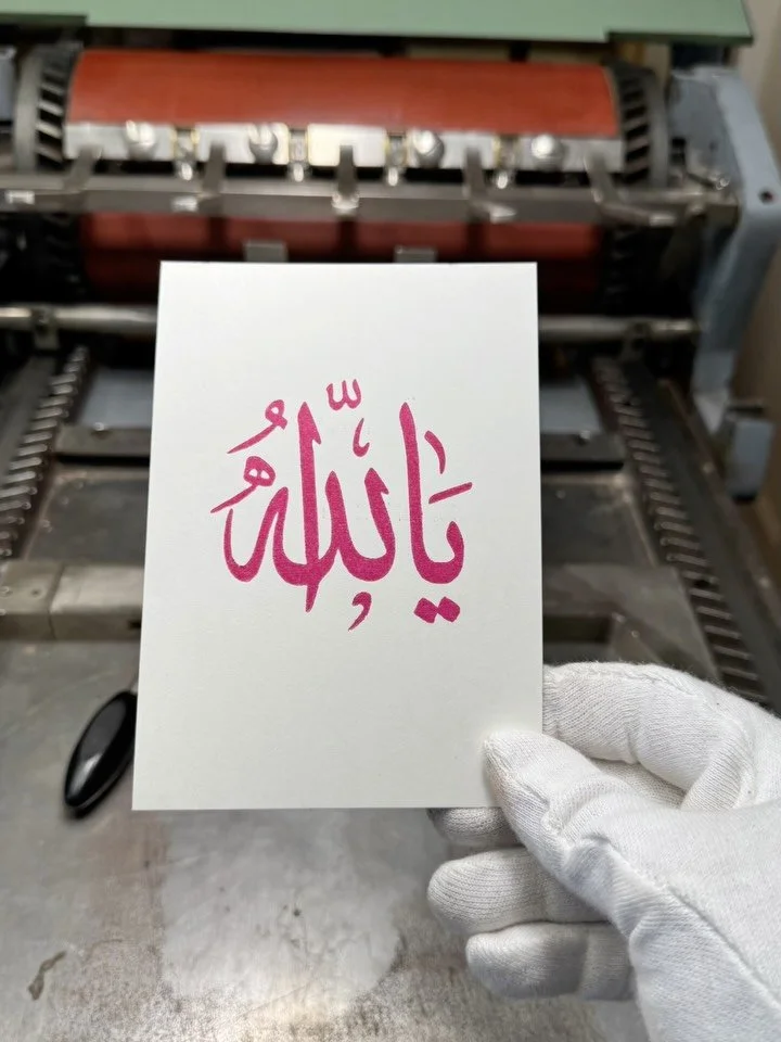 &bdquo;Ya Allah&ldquo; &bdquo;Oh God&ldquo;
after a long pause, I return with gratitude.
a phrase spoken softly to seek, to trust, to give thanks.

printed on 300 g/m&sup2;
A6 &mdash; 105 &times; 148 mm
&bdquo;يا الله&ldquo;
عبارة تُقال بهدوء  للطلب،