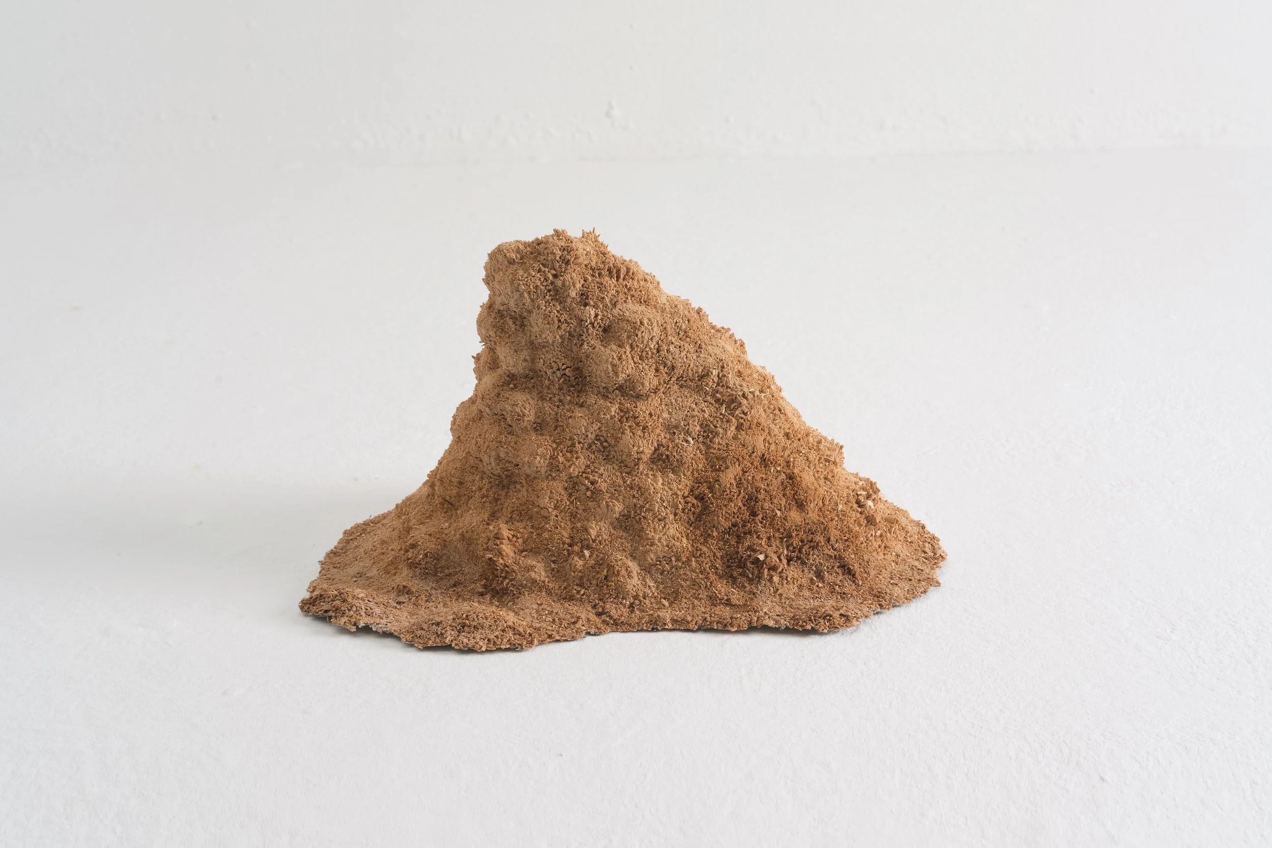 kleiner Misthaufen, 2016, limewood, pencil, 17 x 32 x 25 cm