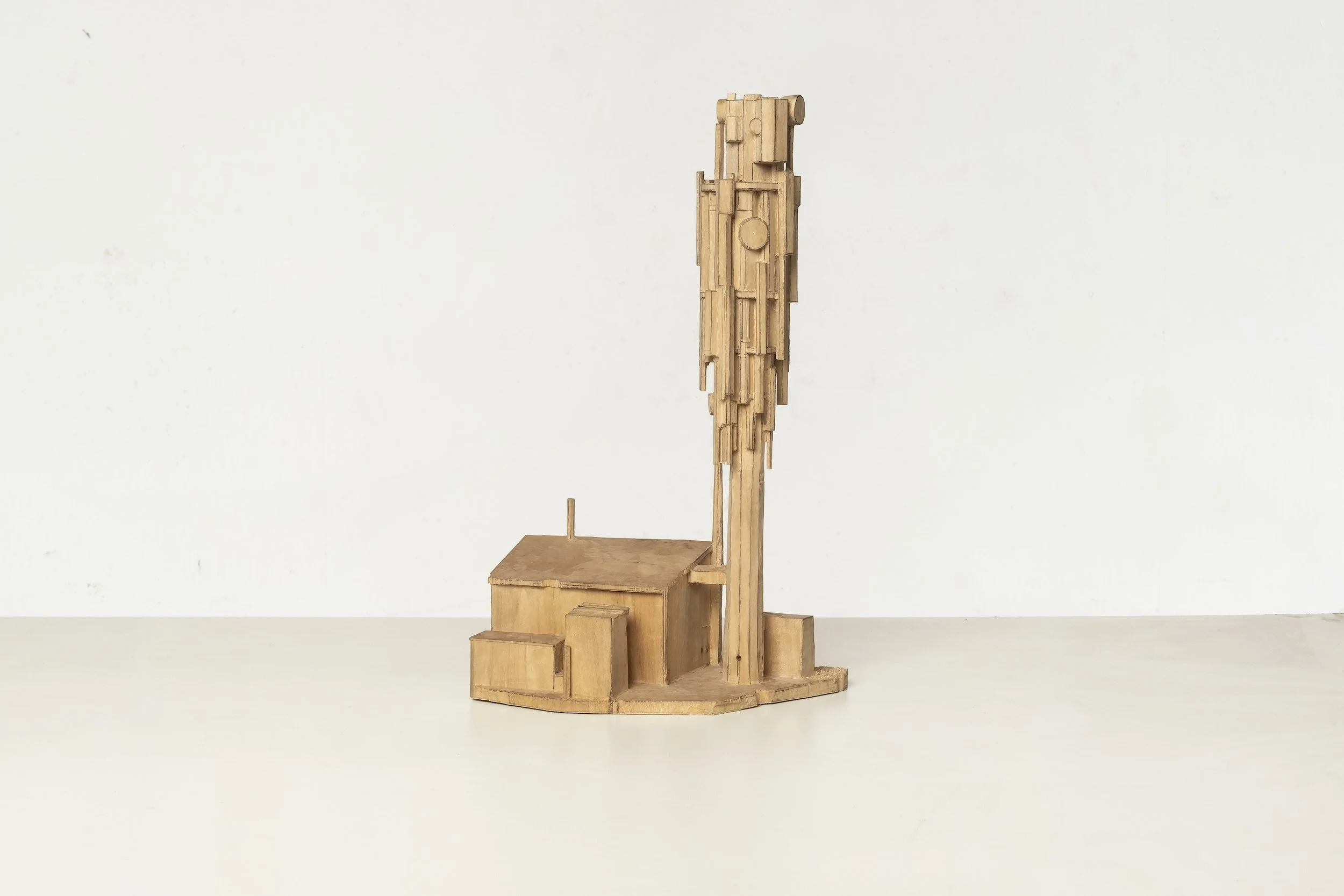 Sender, 2022, lime wood, pencil, 31,5 x 18,5 x 12,3 cm