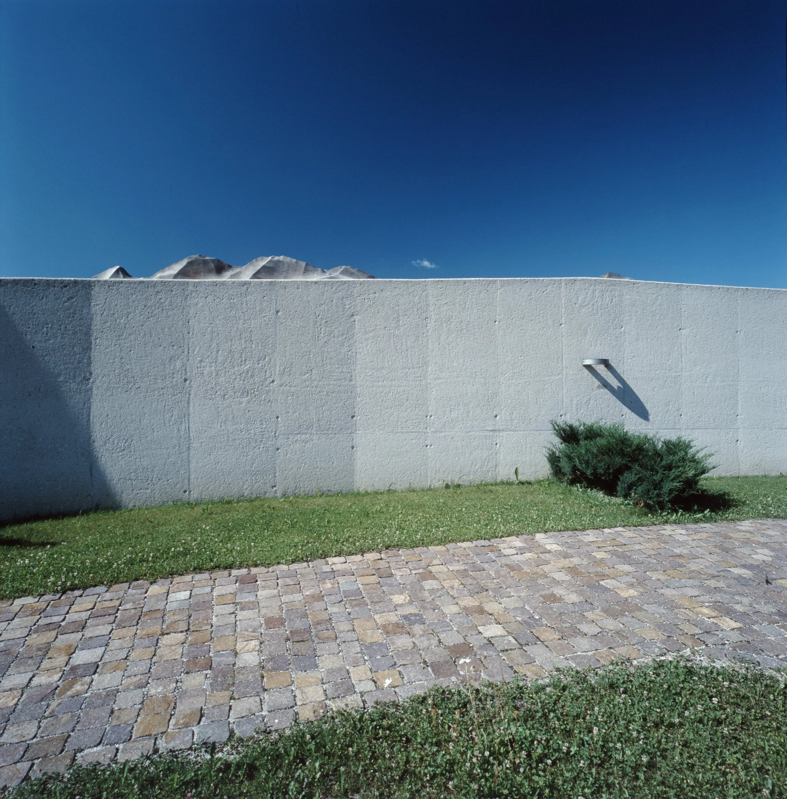 Horizont, 2000, larch wood on cement, 410 x 50 x 20 cm, Friedhof Taisten/Südtirol