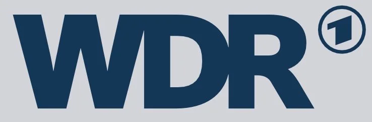 Das Logo von WDR, einem deutschen öffentlich-rechtlichen Rundfunksender, mit blauer Schrift auf grauem Hintergrund und einem kleinen Kreis mit der Zahl 1.