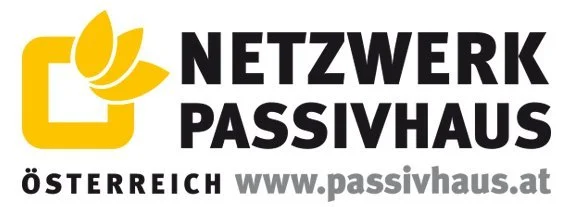 Logo mit Text 'Netzwerk Passivhaus Österreich www.passivhaus.at'