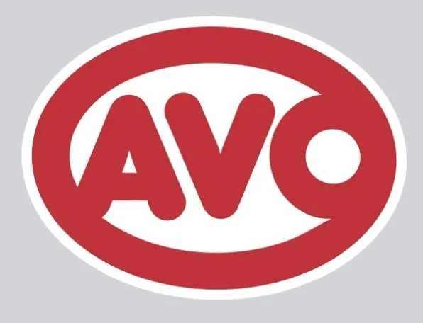 Rotes und weißes Logo mit den Buchstaben "AVQ" in einem ovalen Rahmen.