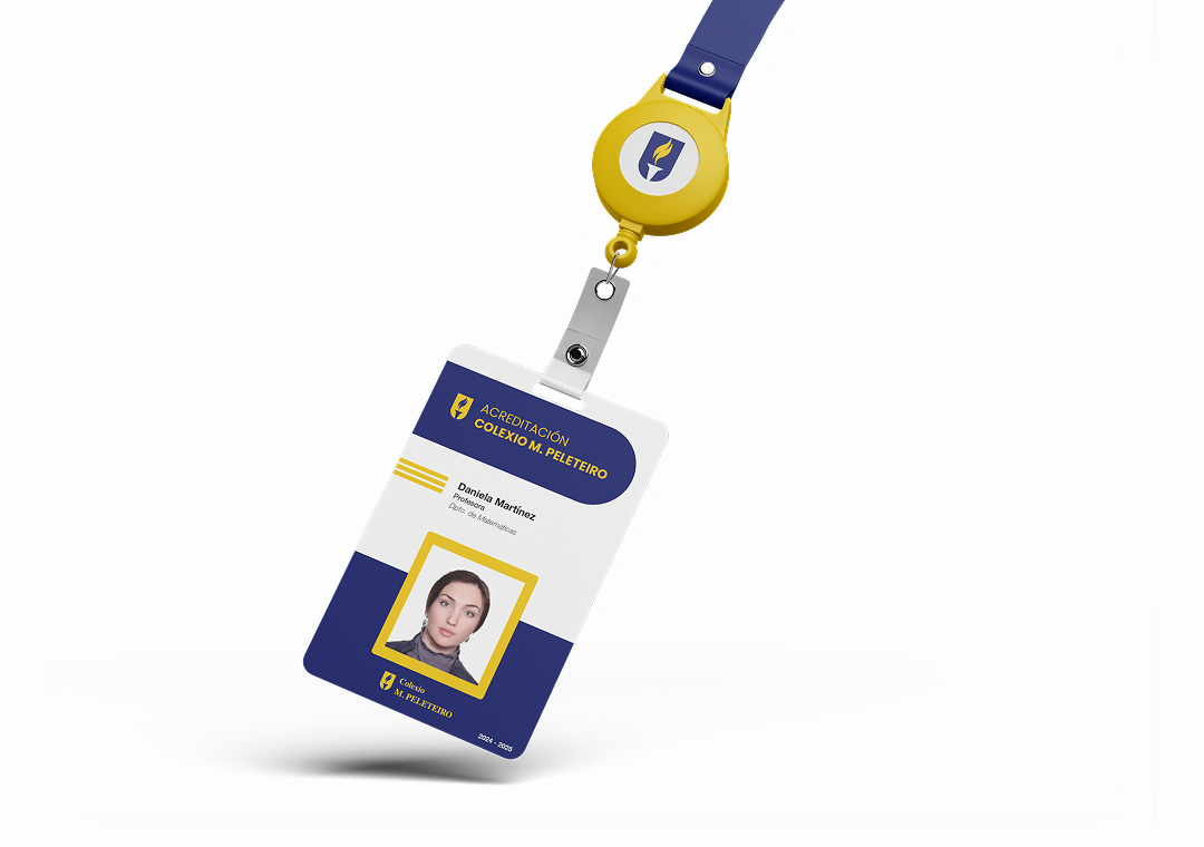 Tarjeta de identificación escolar con foto de una mujer, marca del colegio y logotipo en un portatarjetas colgado de un cordón, todo en colores azul, blanco y amarillo.
