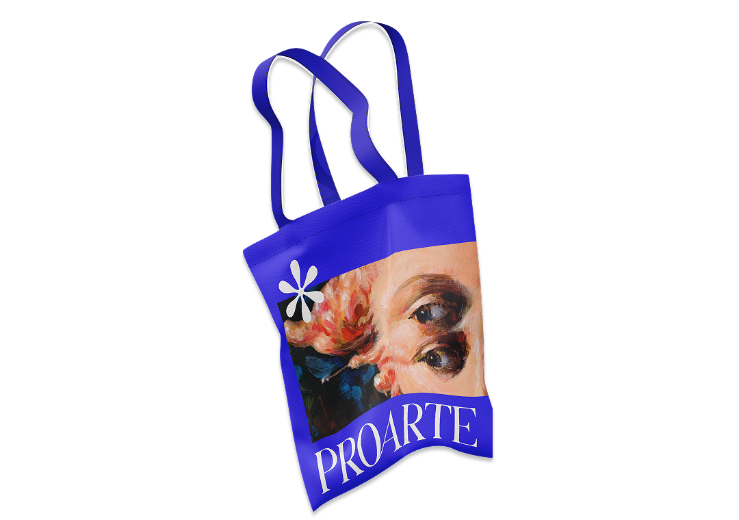 Una bolsa de tela azul con una ilustración de un retrato de una mujer y el texto 'PROARTE' en la parte inferior.