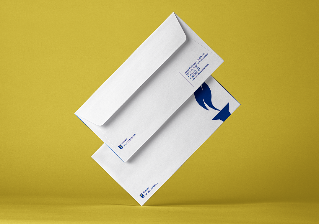 Sobre y carta blanca con logo, volando sobre fondo amarillo.