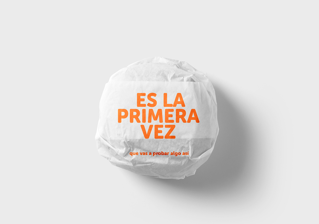 Mensaje en papel arrugado que dice 'Es la primera vez que vas a probar algo así' en color naranja.