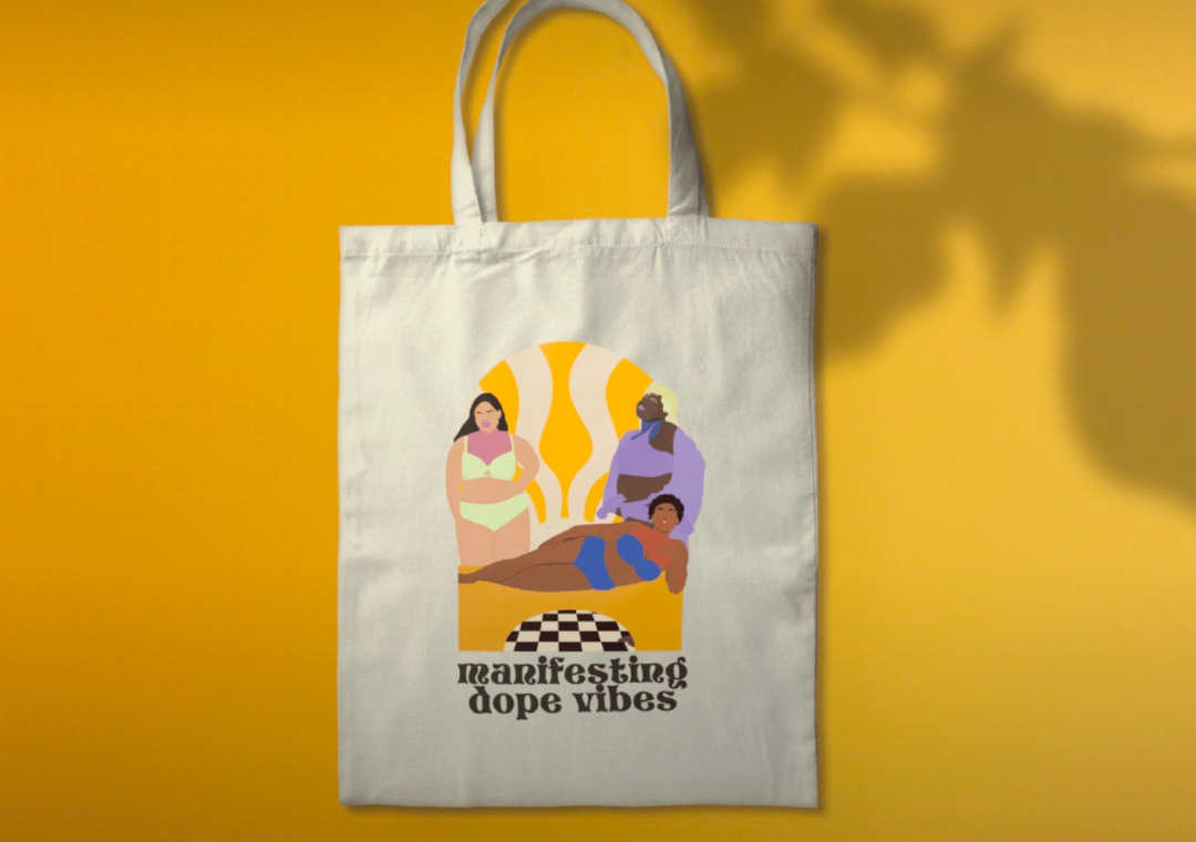 Una bolsa de tela blanca con un diseño colorido de tres personas en un ambiente relajado y un texto que dice "Manifesting dope vibes" en la parte inferior.