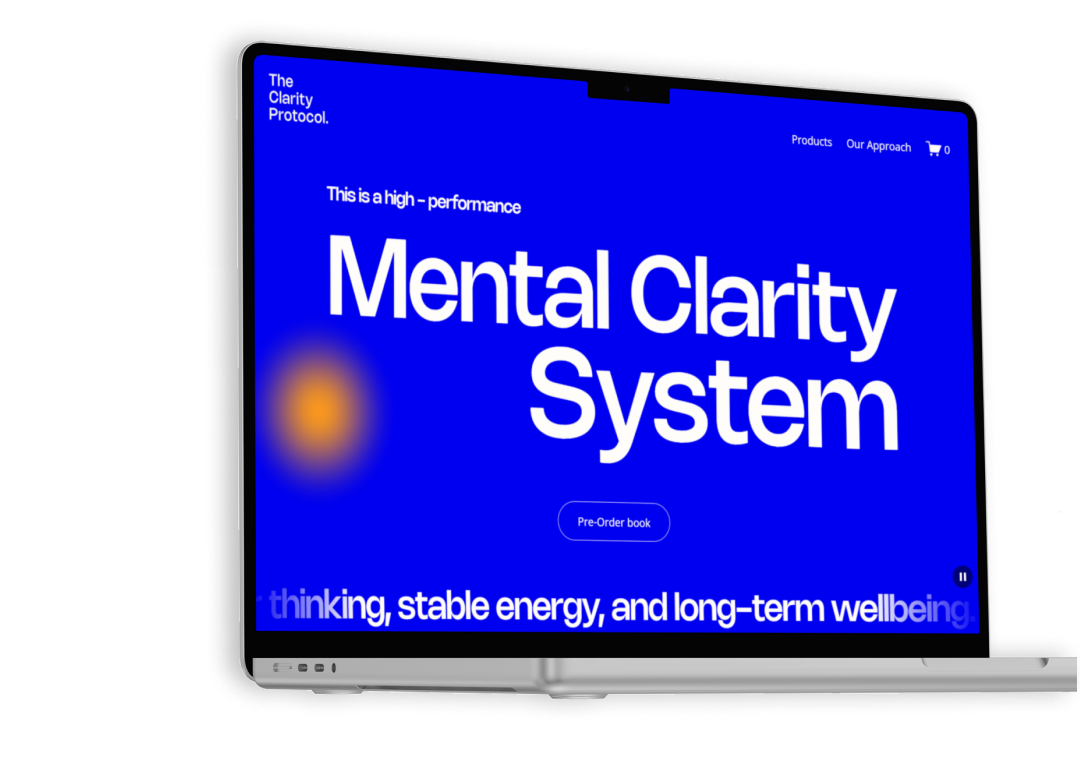 Pantalla de laptop con página web que promociona un sistema para la claridad mental.