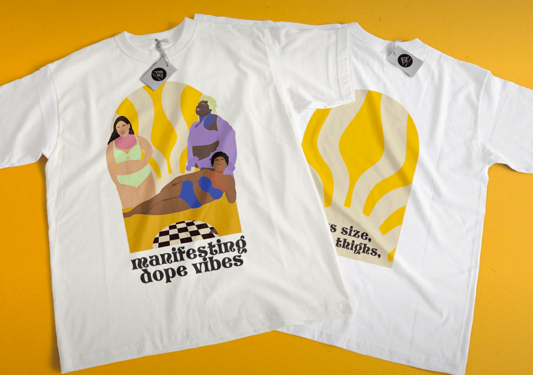 Dos camisetas blancas con ilustraciones coloridas y texto: la camiseta de la izquierda tiene una ilustración de tres personas en bañador con el texto "manifesting dope vibes" y la camiseta de la derecha muestra un diseño abstracto en tonos amarillos.