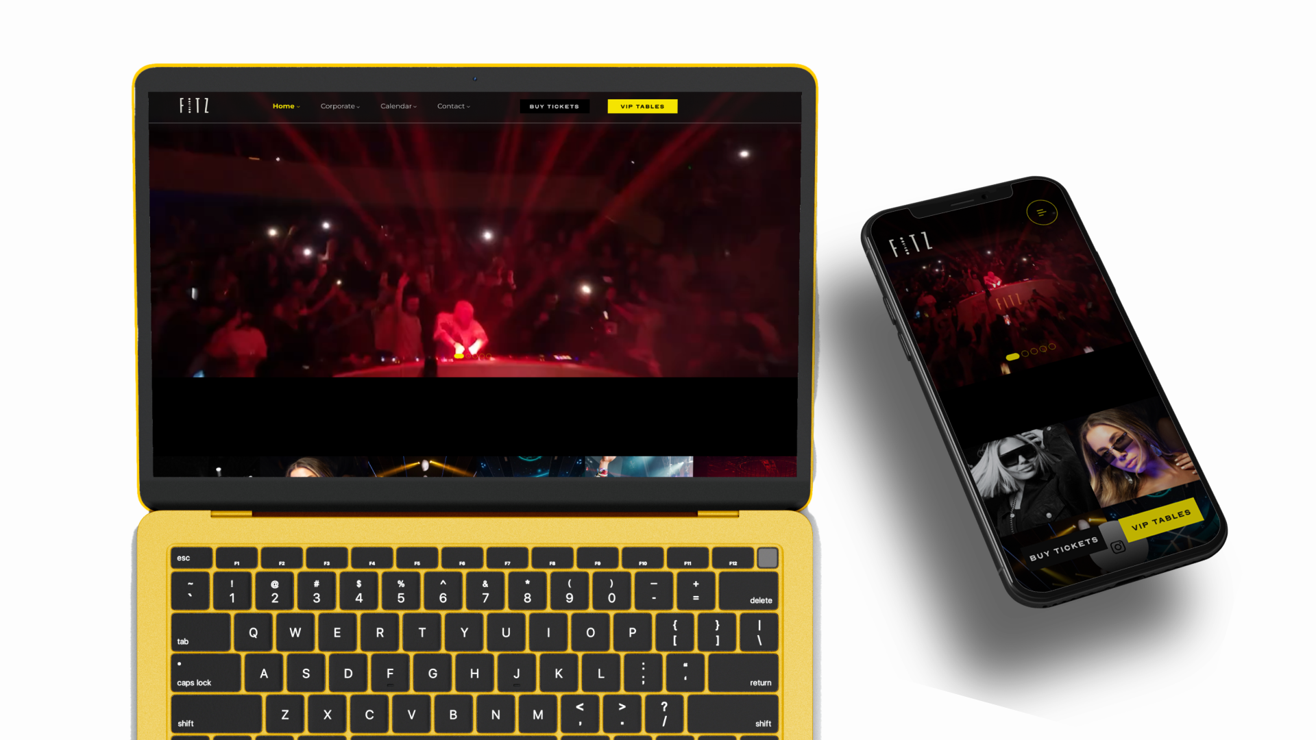 Pantalla de computadora portátil y teléfono inteligente mostrando una página web de eventos nocturnos con una multitud bailando y luces rojas en un club o concierto.