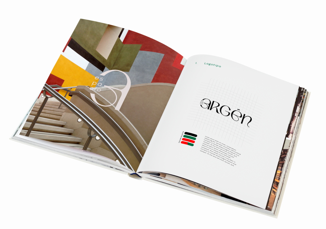 Libro abierto mostrando páginas con diseño de logotipo y presencia de un escudo o símbolo color verde, rojo y negro.