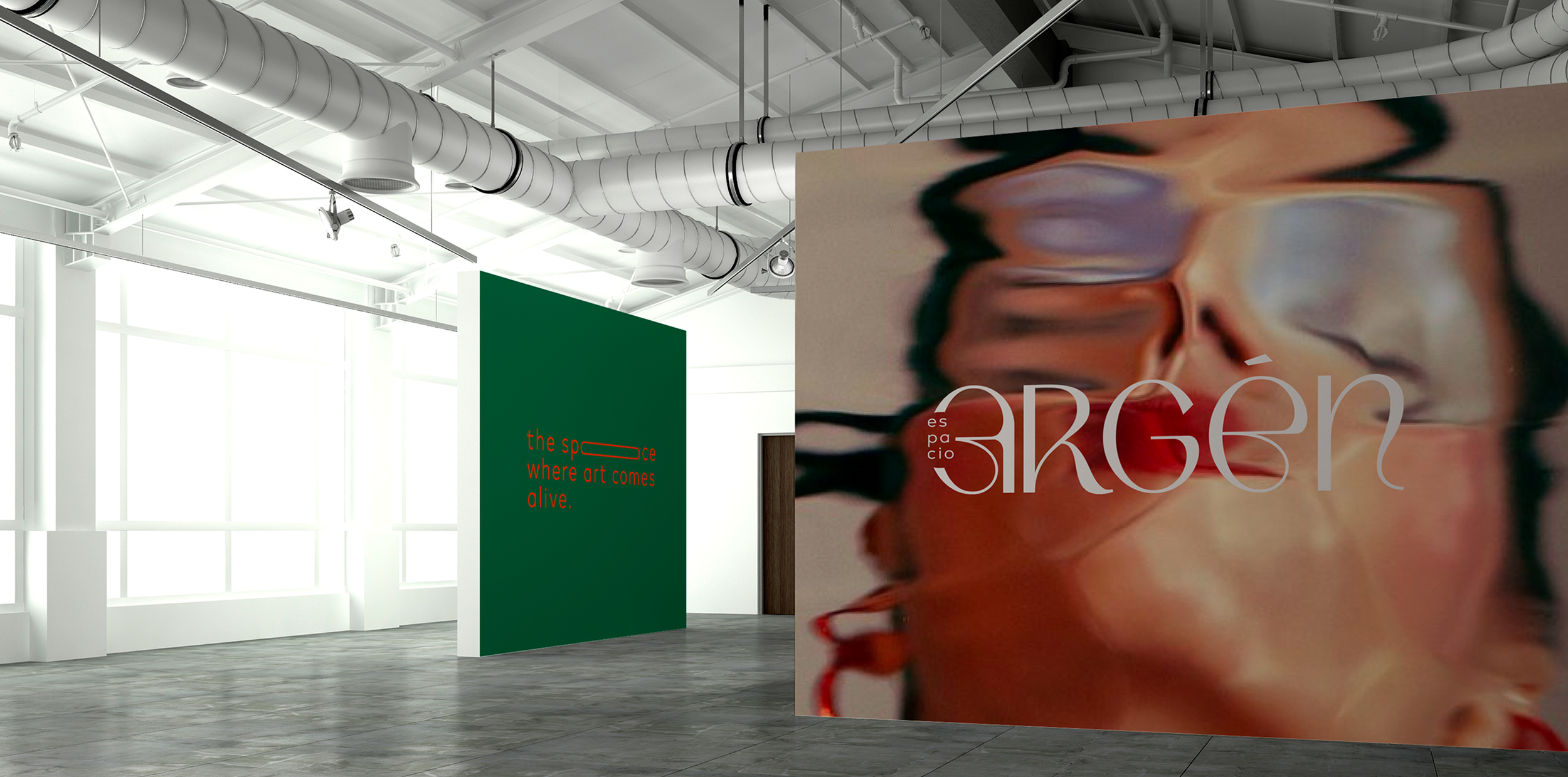 Vista de una exposición en una galería de arte con paredes blancas, estructura de acero visible en el techo, y una gran cartelera con una imagen de una mujer con maquillaje y unos labios rojos, cuyo texto dice 'súper'. También hay una pared verde con el texto en rojo 'the space where art comes alive'.