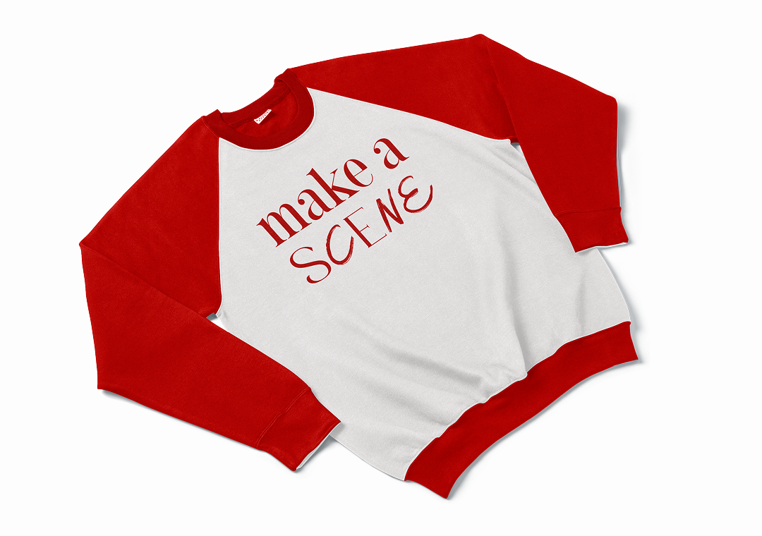 Sudadera de color blanco con mangas rojas y la frase "make a SCENE" en letras rojas