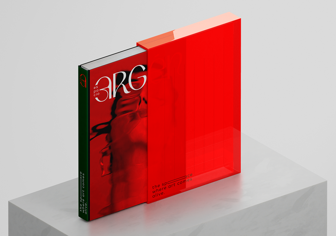 Libro con portada roja y negro que dice 'ARG' y 'es pasión'.