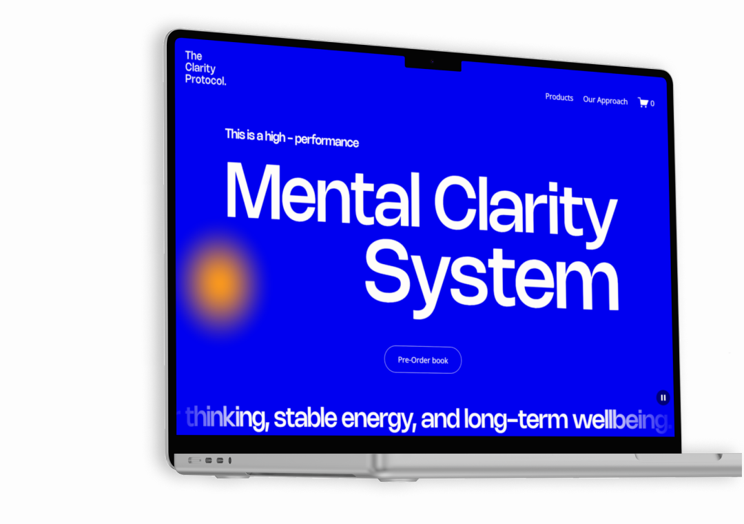 Pantalla de computadora portátil con fondo azul y texto promocional en inglés que dice "Sistema de Claridad Mental" y "Pre-ordenar libro".