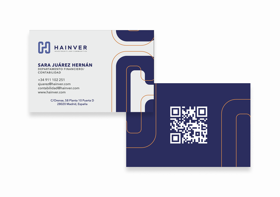 Tarjeta de presentación con logo, información de contacto y código QR en conjunto con un diseño moderno en tonos azul y naranja.