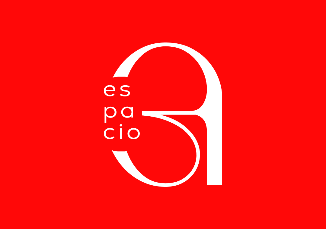 Diseño gráfico con fondo rojo y un símbolo grande en blanco que forma una '3' con la palabra 'espacio' distribuida verticalmente en el interior.