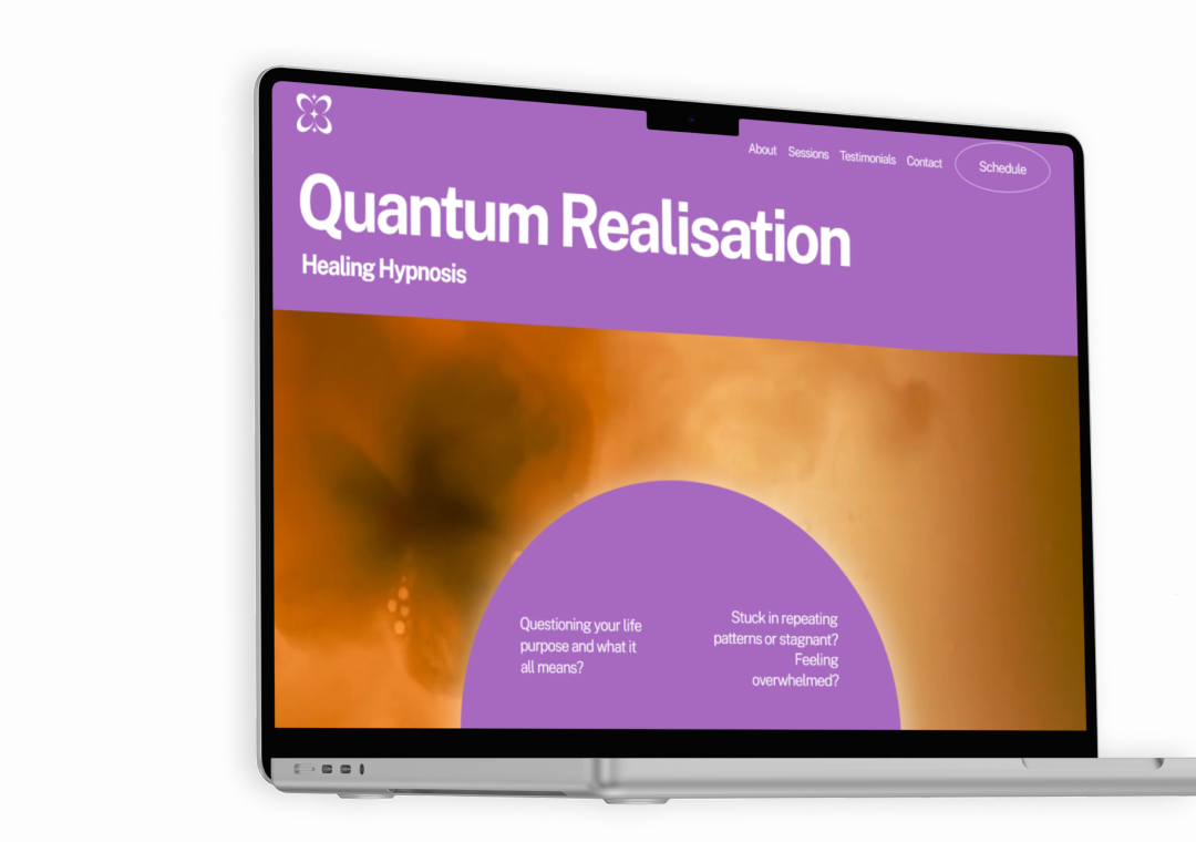 Pantalla de laptop que muestra un sitio web titulado 'Quantum Realisation' con el subtitulo 'Healing Hypnosis', en colores morado, naranja y beige, con menús en la parte superior derecha y un círculo morado con textos en su interior.
