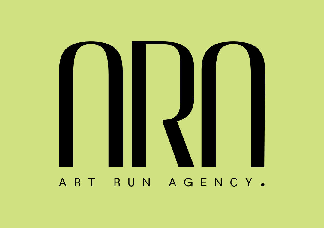 Logotipo de una agencia de arte llamada PRIART con letras grandes y estilizadas en negro sobre fondo verde claro, y subtítulo "ART RUN AGENCY" en letras pequeñas.