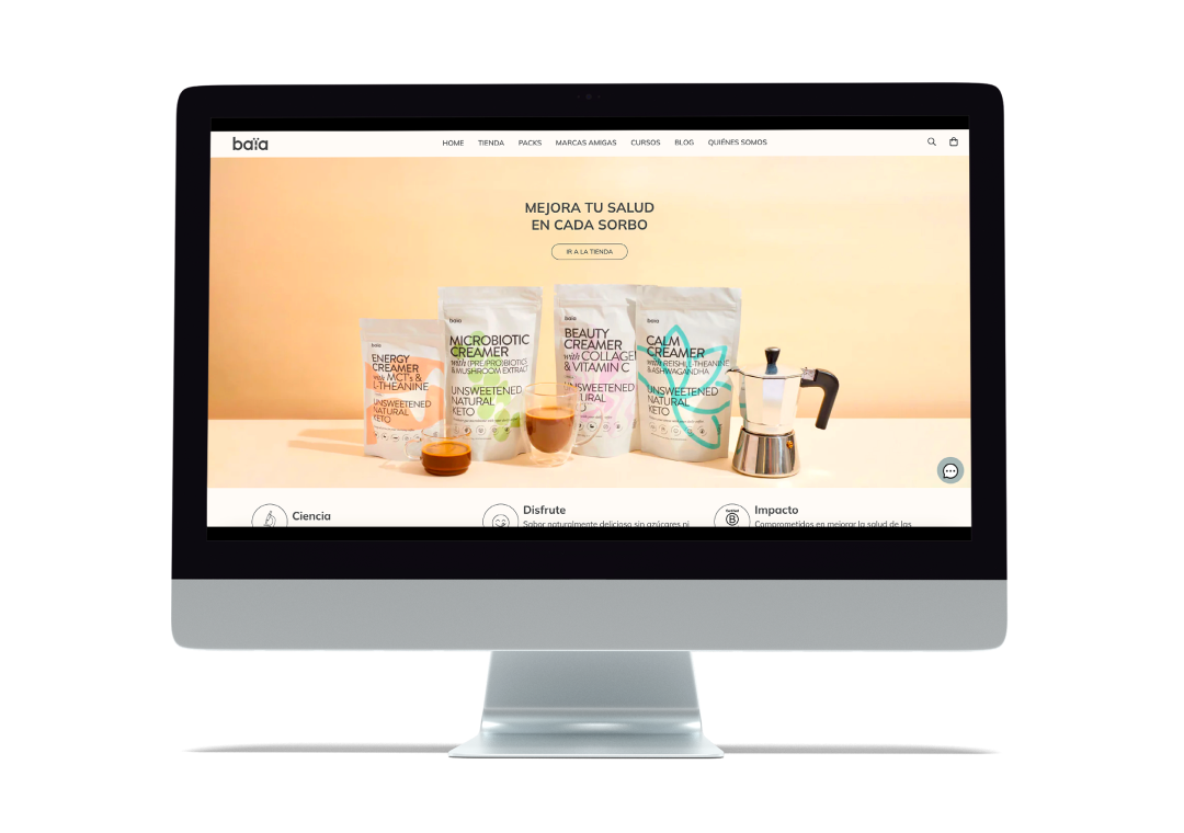 Pantalla de computadora mostrando una página web de productos de bienestar, con paquetes y un sifón de café en un fondo ab ubocado de color naranja claro.