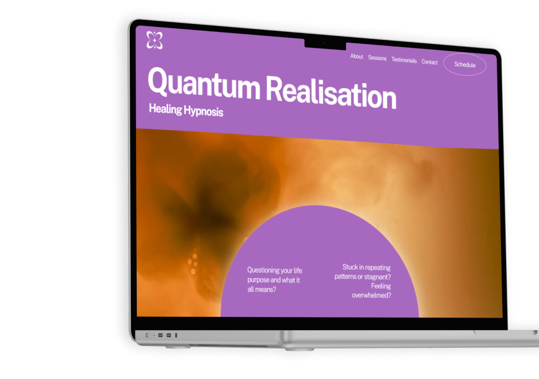 Sitio web en pantalla de una laptop con título 'Quantum Realisation' y subtítulo 'Healing Hypnosis', con un fondo en tonos morados y anaranjados y un menú superior con enlaces.