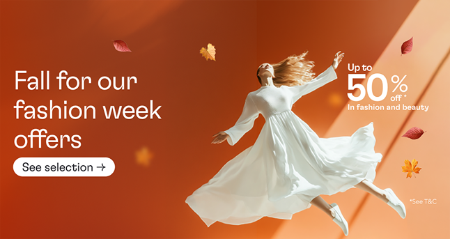 Mujer bailando con vestido blanco en fondo de tonos anaranjados, hojas caen, promoción de ofertas de moda y belleza con hasta 50% de descuento.