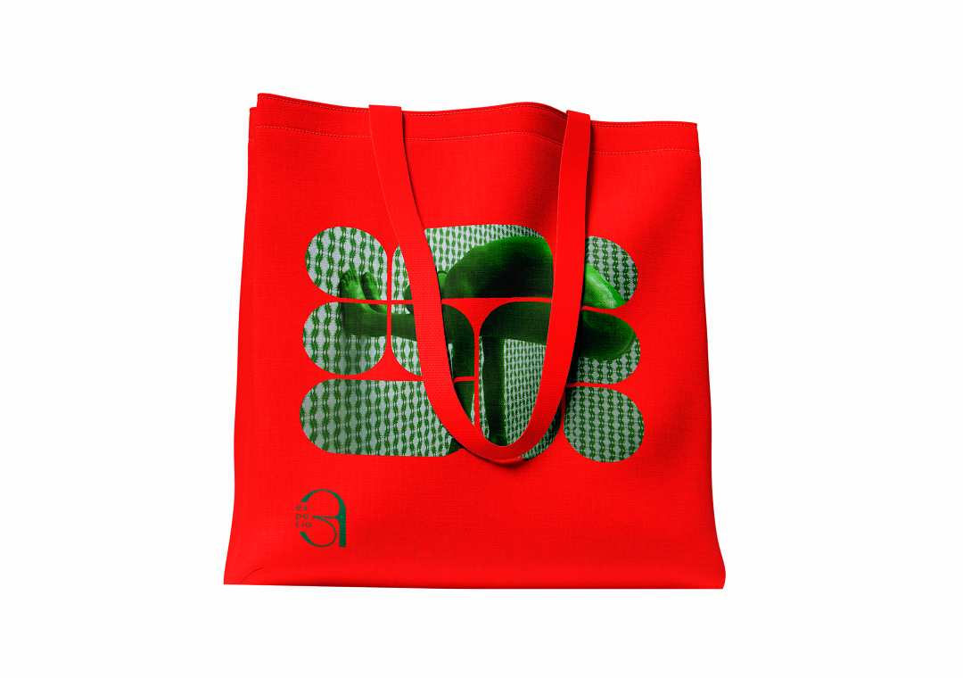 Bolsa roja con diseño de un trébol y un cactus en el centro
