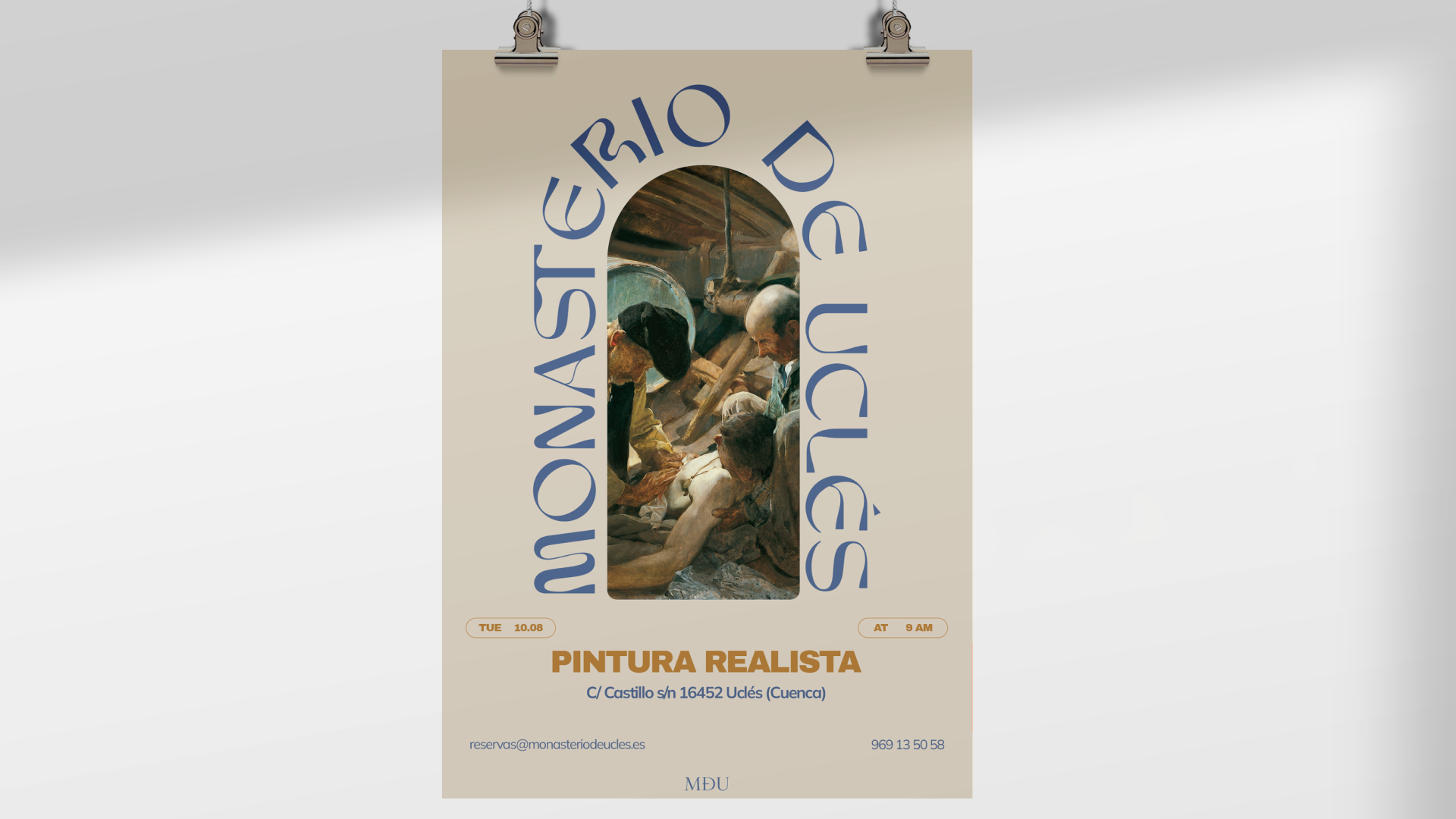 Papel con cartel que publicita una clase de pintura realista en Cuenca, con una imagen de una pintura detallada de una escena de médicos atendiendo a un paciente, y texto en español con fecha y contacto.