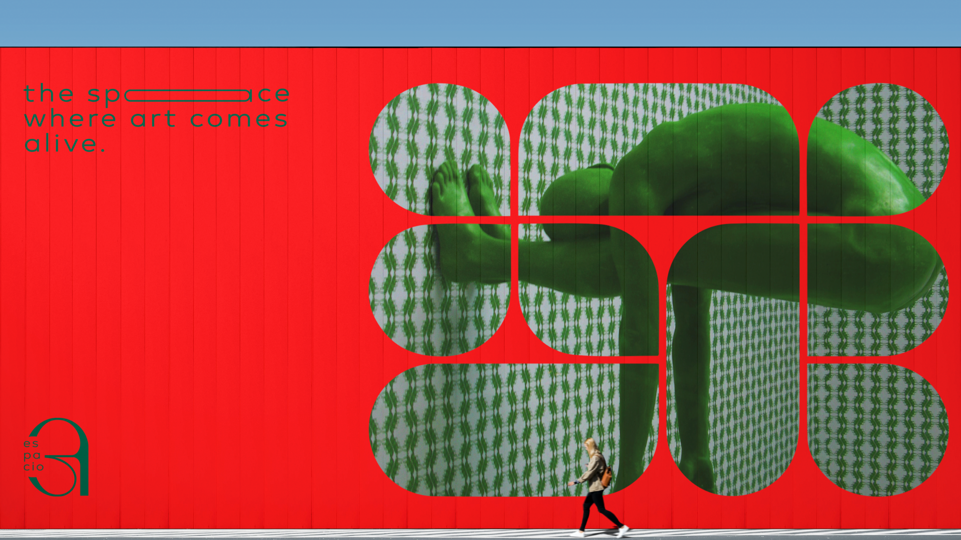 Publicidad de un espacio donde el arte cobra vida; un muro rojo con un diseño de mosaico que forma una figura humana verde y una persona caminando frente a él.