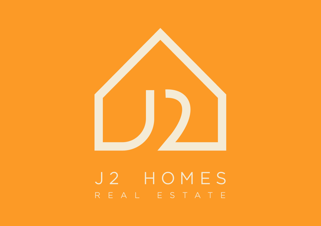 Logotipo de J2 Homes, bienes raíces, fondo naranja.