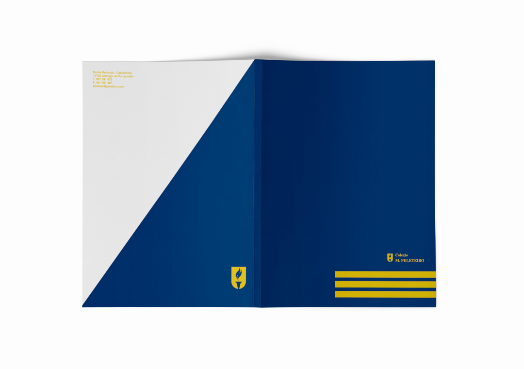 Cuaderno azul con blanco y logos amarillos, de la institución Colegio M. Peletero.