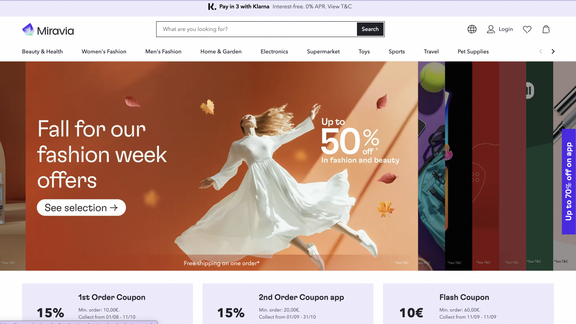 Página de inicio de un sitio web llamado Miravia, mostrando una promoción de semana de moda con descuentos hasta el 50%, con una imagen de una mujer en un vestido blanco bailando con hojas cayendo, fondo en tonos naranjas y marrones.