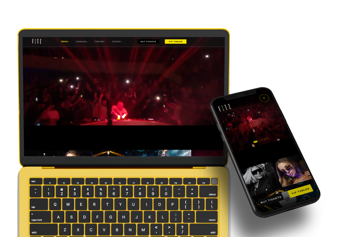 Pantalla de computadora portátil y teléfono móvil mostrando un evento musical o fiesta con luces rojas, público y artistas en el escenario.