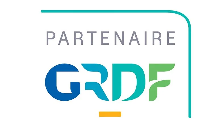 Logo avec le texte 'Partenaire GRDF' en couleurs bleu, turquoise et vert, avec une ligne incurvée en haut à droite.