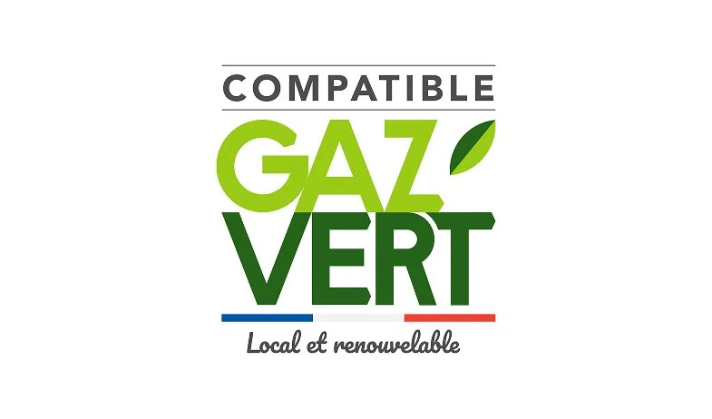 Logo indiquant la compatibilité avec le gaz vert, avec les mots "Compatible GAZ VERT" en vert et noir, et une phrase "Local et renouvelable" en dessous, avec une bande tricolore française.