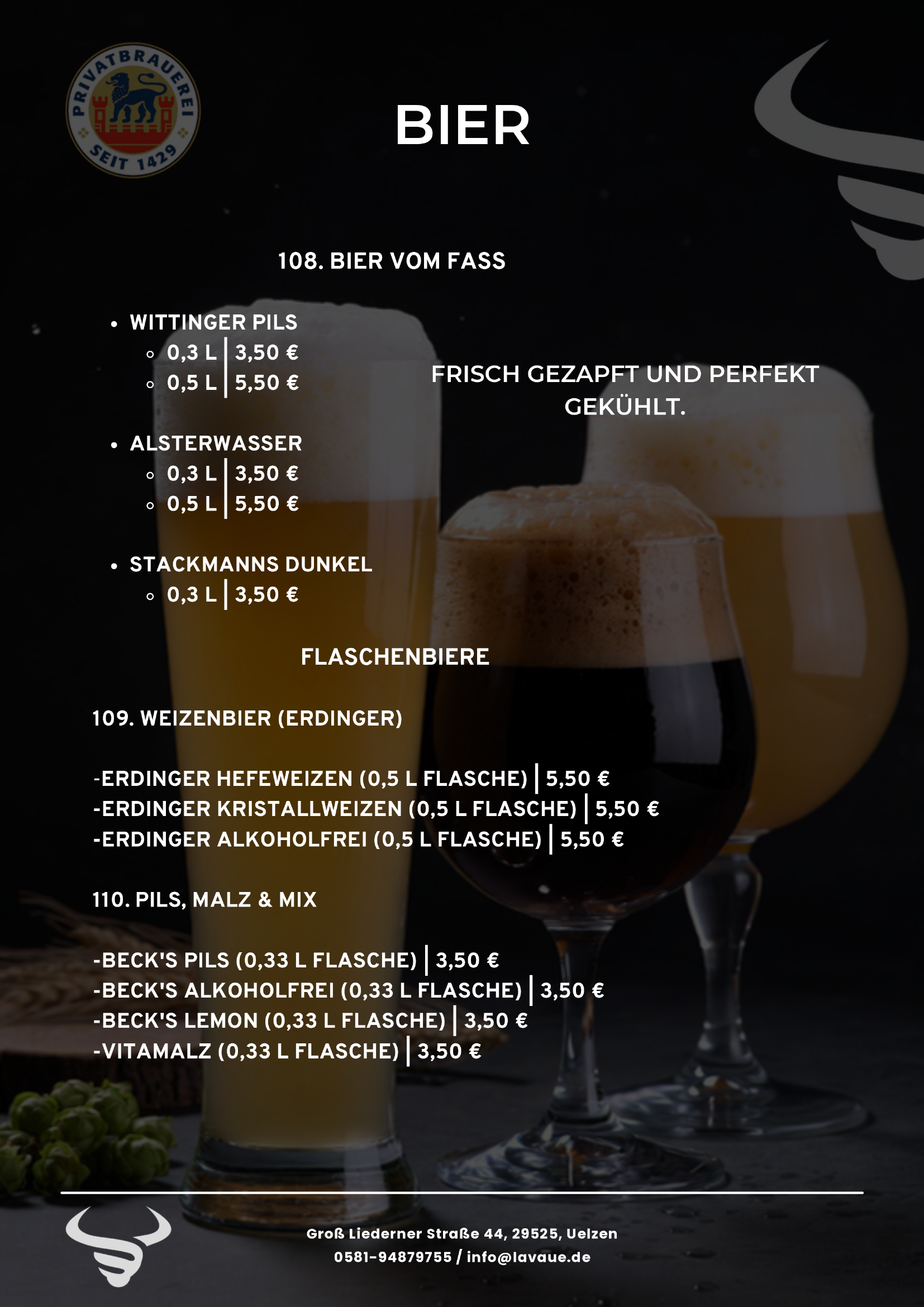 Foto einer Bierkarte mit verschiedenen Biersorten und Preisen, darunter Pils, Weizen, Mixbiere und alkoholfreie Optionen, auf dunklem Hintergrund.