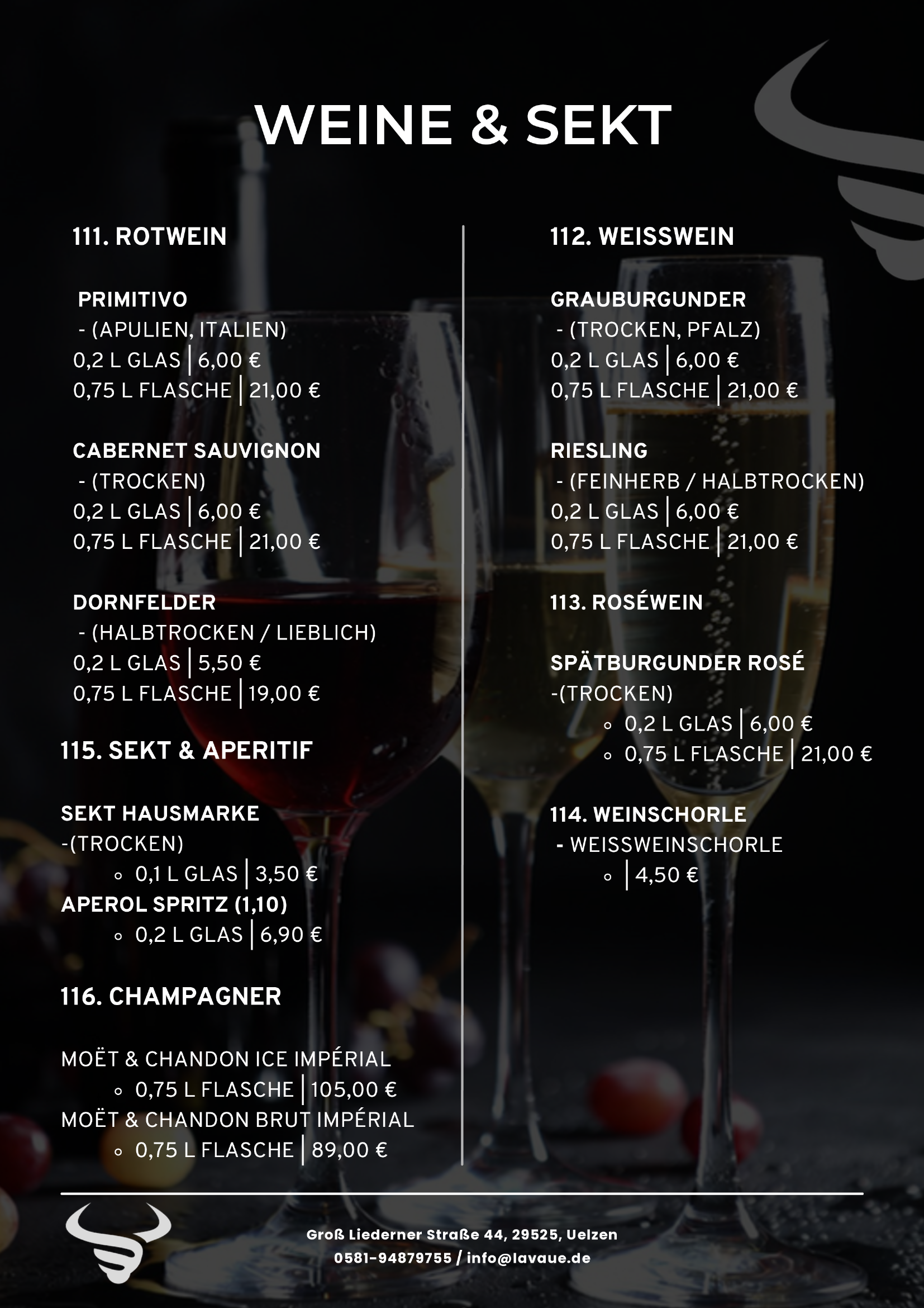 Preisliste für Weine und Sekt in deutscher Sprache, mit Auswahl an Rotweinen, Weißweinen, Sekt und Champagner, Hintergrund mit Weingläsern und Flaschen. Das Menü enthält Angaben zu Flaschengrößen und Preisen.