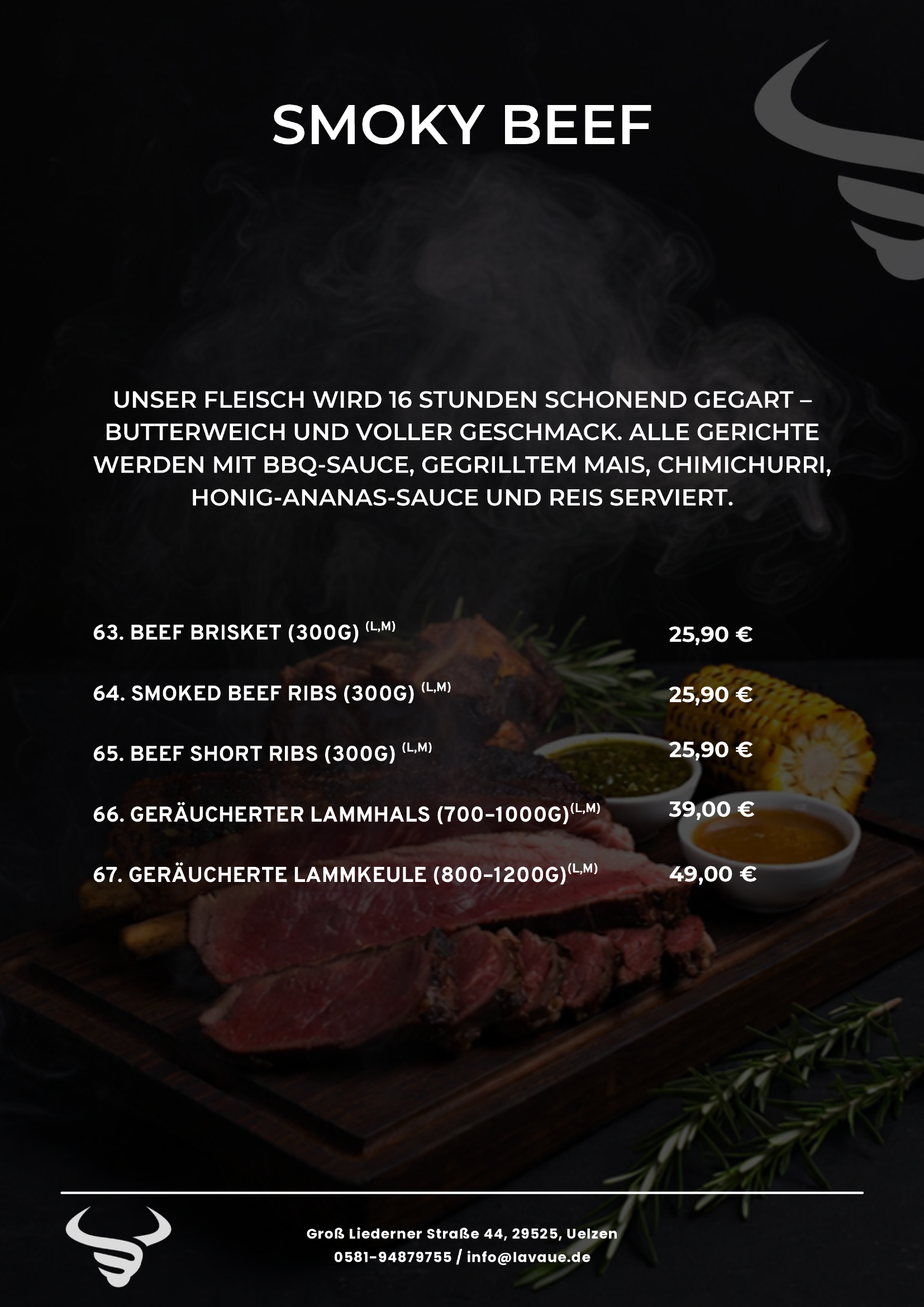 Speisekarte mit verschiedenen Fleischgerichten wie Beef Brisket, Smoked Beef Ribs, Beef Short Ribs, Rauchlammhals, Rauchlammele, Preisangaben auf dunklem Hintergrund, kleine Vegetabilien und Saucen im Vordergrund.